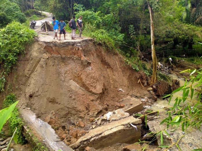 jalan_penghubung_damakurat_sergai_putus_warga_diminta_waspada