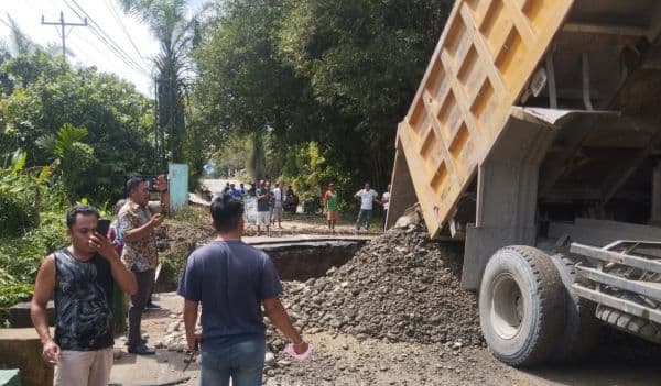 jalan_penghubung_dua_kecamatan_di_simalungun_yang_terputus_mulai_diperbaiki