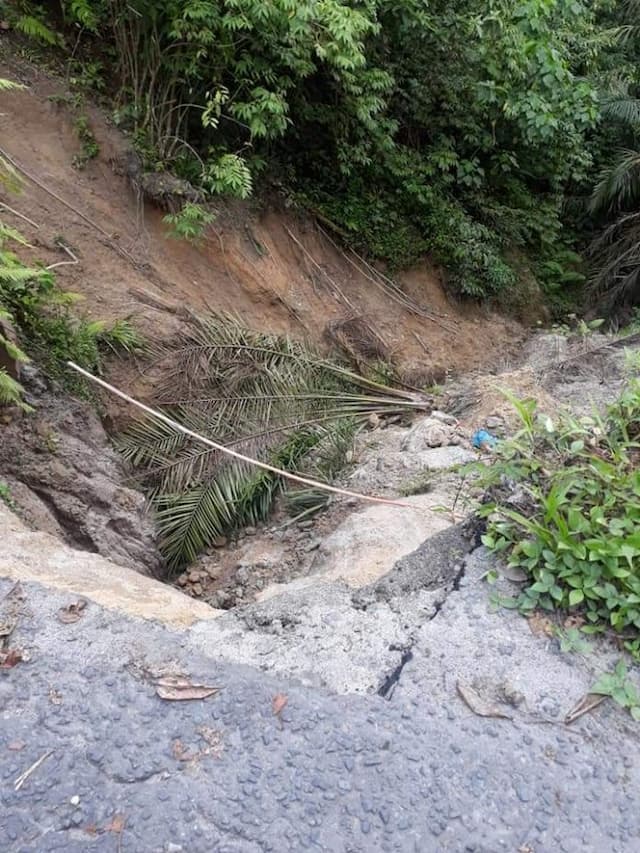 jalan_penghubung_nyaris_terputus_camat_bp_mandoge_tidak_tahu