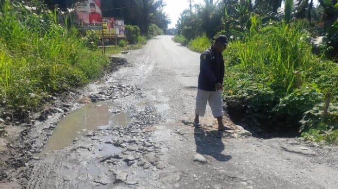 jalan_provinsi_di_hatonduhan_nyaris_putus_buat_sopir_ketakutan