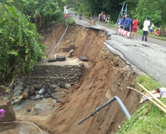 jalan_provinsi_longsor_di_nagori_tanjung_pasir