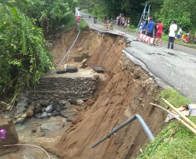 jalan_provinsi_longsor_di_nagori_tanjung_pasir