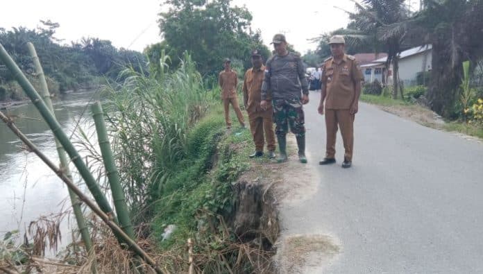 jalan_provinsi_penghubung_sergai_batu_bara_di_desa_gelam_sei_serimah_memprihatinkan