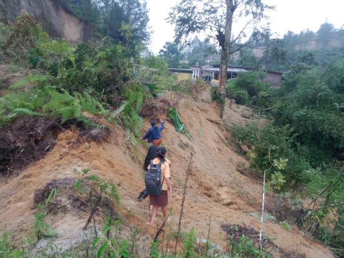 jalan_provinsi_siborongborong_sipahutar_longsor_arus_kendaraan_sempat_putus_total