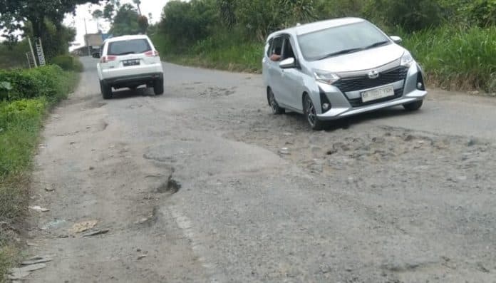 jalan_rusak_di_jalur_lintas_siantar_saribudolok_ganggu_pengendara