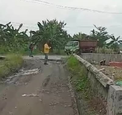 jalan_rusak_parah_warga_paluh_nibung_minta_perhatian_wali_kota_medan