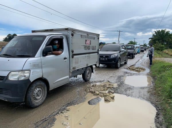 jalan_rusak_sopir_truk_ikan_dan_sayur_pilih_jalur_sidamanik_menuju_saribudolok