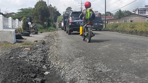 jalan_siantar_saribu_dolok_yang_rusak_parah_kini_masuk_tahap_perbaikan