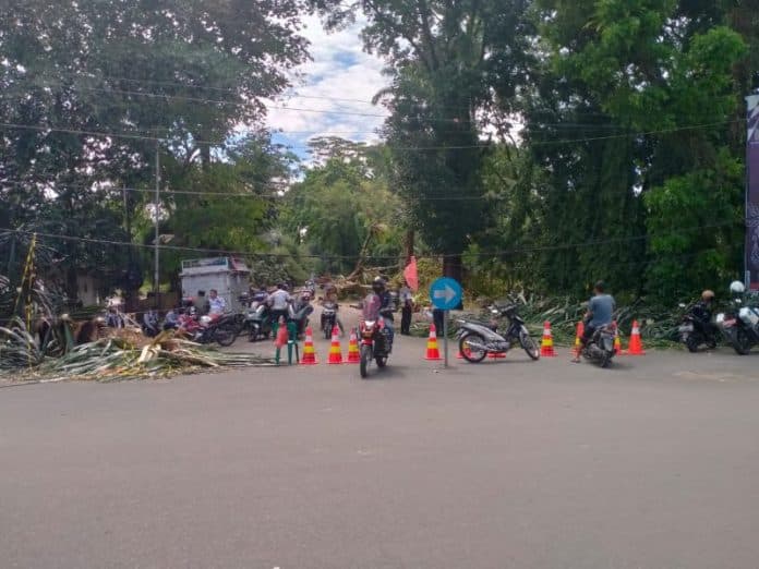 jalan_wr_supratman_siantar_ditutup_usai_puting_beliung