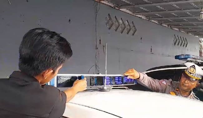 jalankan_instruksi_kapolri_polres_simalungun_tutup_lampu_rotator_mobil_dinas