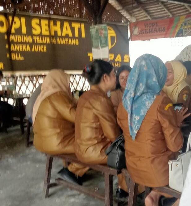 jam_dinas_asn_pemkab_sergai_duduk_santai_di_warung_lemang_bakar