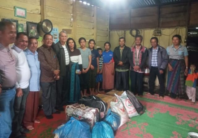janda_3_anak_korban_kebakaran_di_parbuluan_dairi_dapat_bantuan_warga