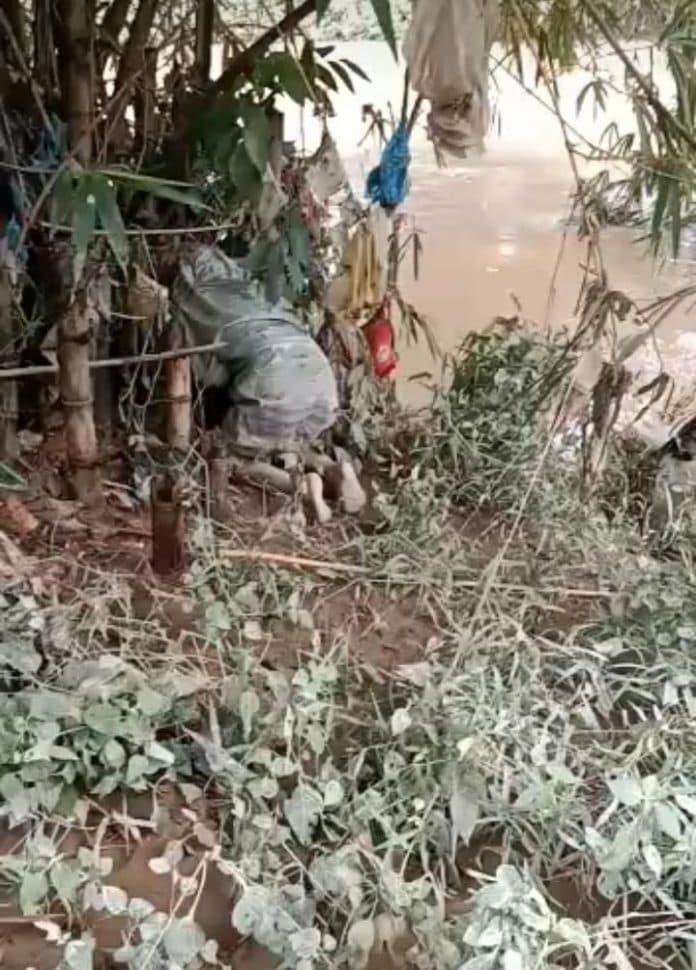 jasad_wanita_dalam_karung_tersangkut_di_pohon_bambu_pinggir_sungai_dengan_tangan_terikat