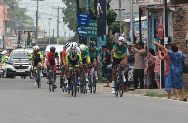 jawa_timur_dominasi_balap_sepeda_irr_pon_xxi_putra_syelhan_nurrahmat_juara