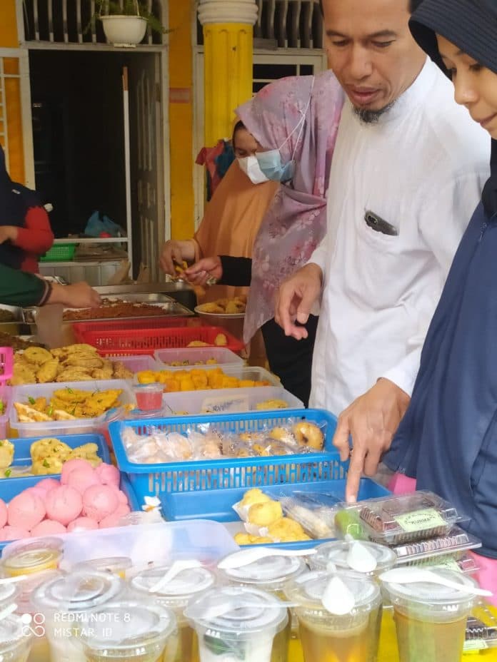 jelang_buka_puasa_warga_siantar_berburu_takjil_di_pinggir_jalan