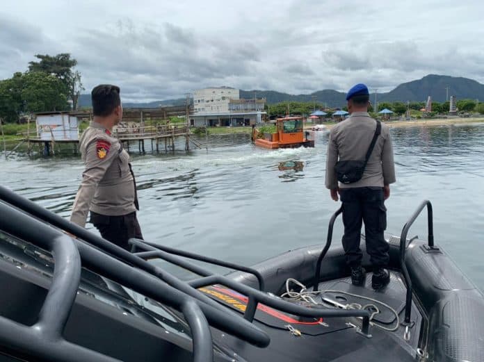 jelang_f1h20_polda_sumut_patroli_imbau_warga_tak_buang_sampah_ke_danau_toba