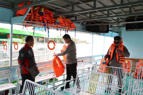jelang_f1h2o_polres_simalungun_cek_kelayakan_kapal_penyeberangan_di_parapat