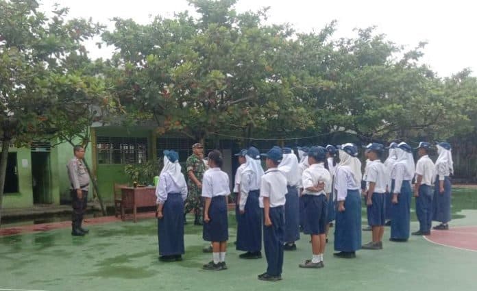 jelang_hut_ke_79_unsur_tni_belawan_latih_siswa_smp_peraturan_baris_berbaris