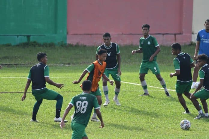 jelang_laga_melawan_semen_padang_punggawa_psms_latihan_tanpa_didampingi_i_putu_gede