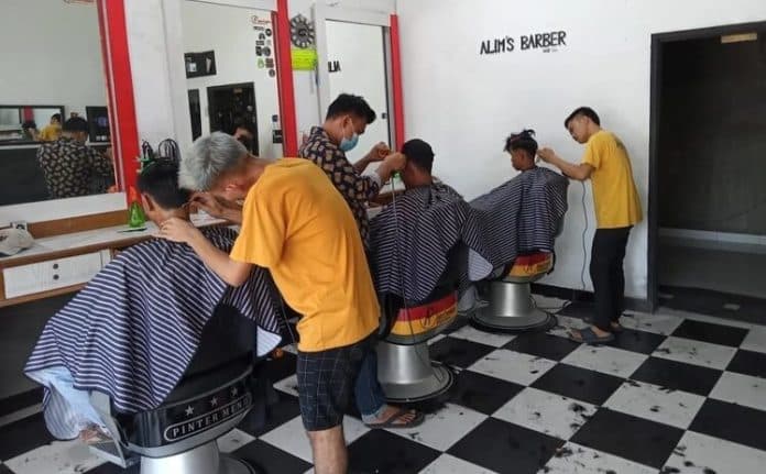 jelang_lebaran_bisnis_pangkas_rambut_ramai_dikunjungi_warga