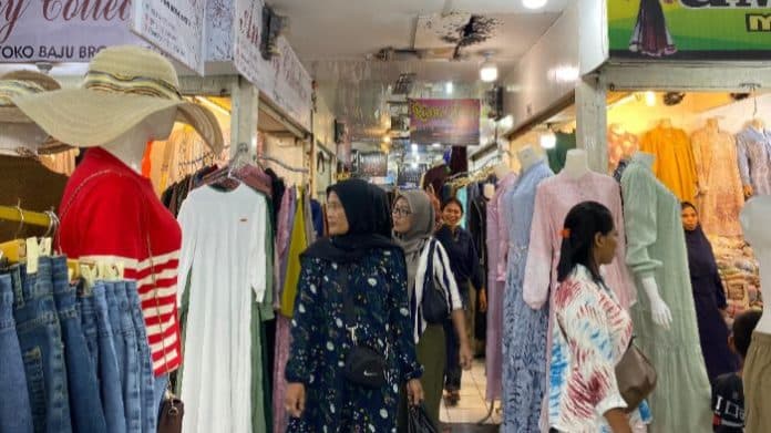 jelang_lebaran_warga_mulai_padati_pasar_sentral_medan