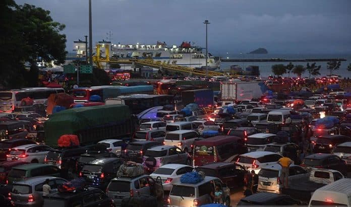 jelang_libur_lebaran_403_ribu_orang_tinggalkan_jawa_ke_sumatera_melalui_pelabuhan