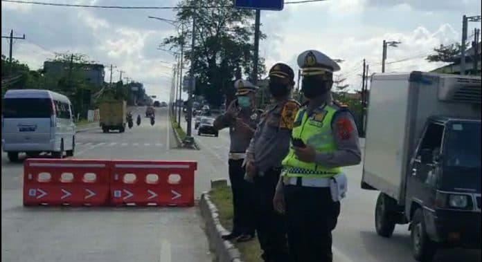 jelang_malam_takbiran_polisi_sekat_110_akses_jalan_raya_di_medan