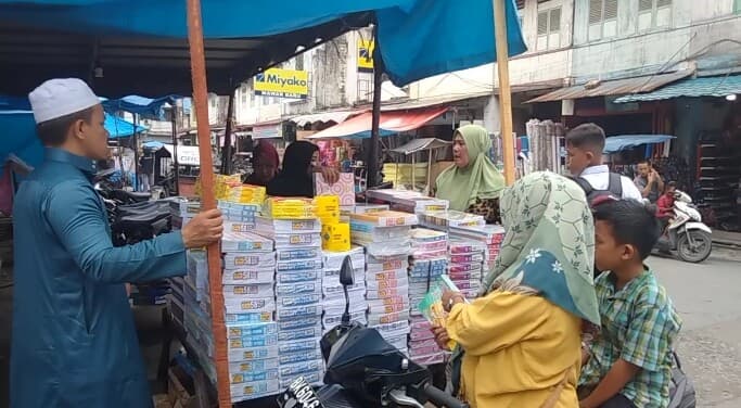 jelang_masuk_sekolah_pedagang_alat_tulis_di_kisaran_ramai_pembeli