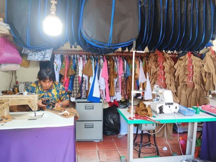 jelang_nataru_orderan_penjahit_di_pasar_dwikora_meningkat