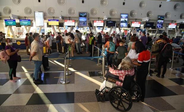 jelang_nataru_penumpang_di_bandara_kualanamu_membludak