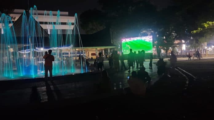 jelang_nobar_indonesia_irak_pengunjung_lapangan_adam_malik_menikmati_keindahan_air_mancur