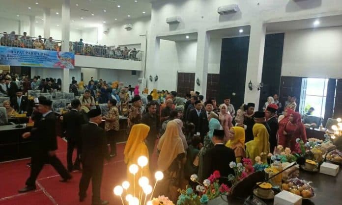 jelang_pelantikan_ratusan_keluarga_35_anggota_dewan_padati_kantor_dprd_labura