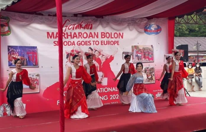 jelang_pementasan_tarian_simalungun_di_polandia_sihoda_gelar_gerakan_marharoan_bolon