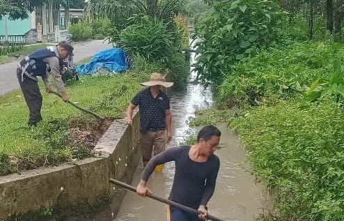 jelang_pemilihan_kota_adipura_warga_pinang_mancung_tebing_tinggi_gotong_royong