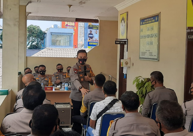 jelang_pilkada_personil_polri_tidak_dibenarkan_foto_bersama_paslon