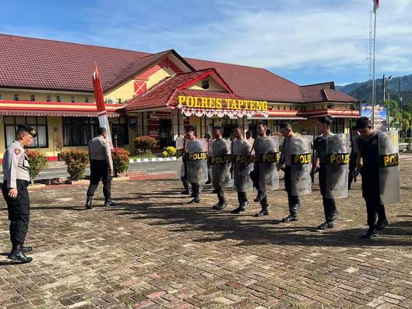 jelang_pilkada_satu_pleton_personel_polres_tapteng_latihan
