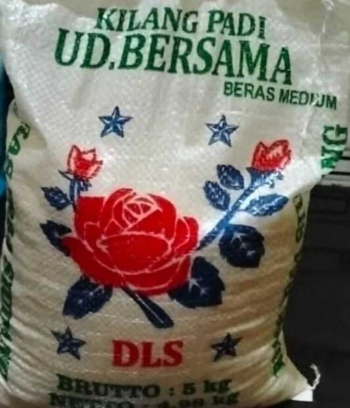 jelang_pilkada_warga_deli_serdang_dan_sergai_terima_beras_gratis