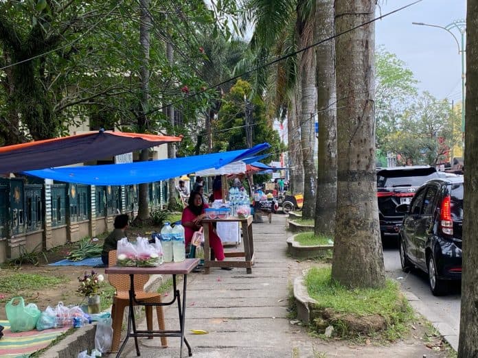 jelang_ramadhan_1445_h_pedagang_bunga_padati_pemakaman_mandailing_medan