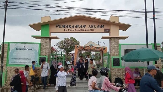 jelang_ramadhan_1445h_peziarah_di_pemakaman_islam_siantar_membludak