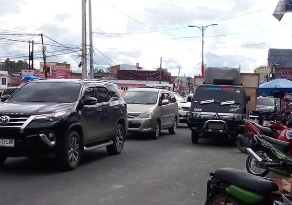 jelang_tahun_baru_pemudik_mulai_padati_jalinsum_siborongborong