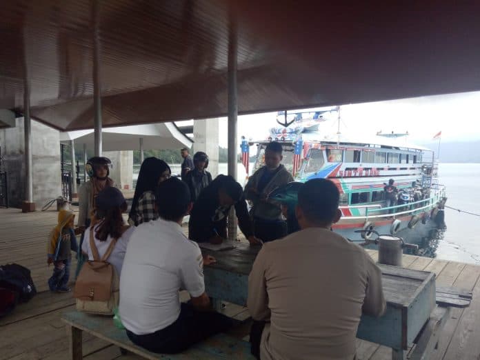 jelang_tahun_baru_penyeberangan_ke_pulau_samosir_ramai