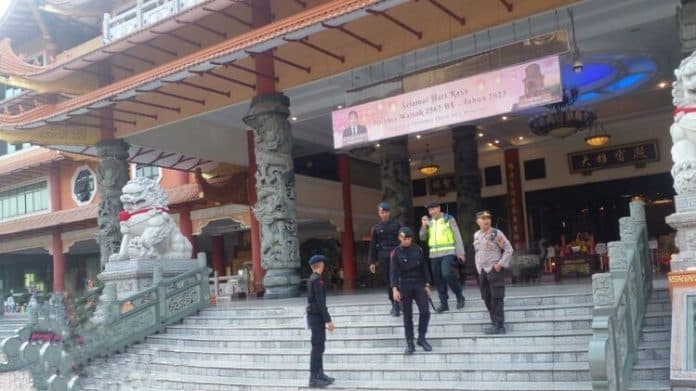 jelang_waisak_brimob_polda_sumut_sterilisasi_vihara