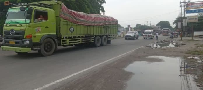 jelang_weekend_volume_kendaraan_di_jalan_hm_yamin_tebing_tinggi_meningkat