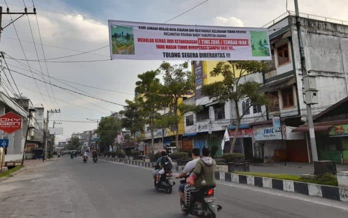 jemaah_masjid_di_kisaran_bentangkan_spanduk_tolak_judi_tembak_ikan