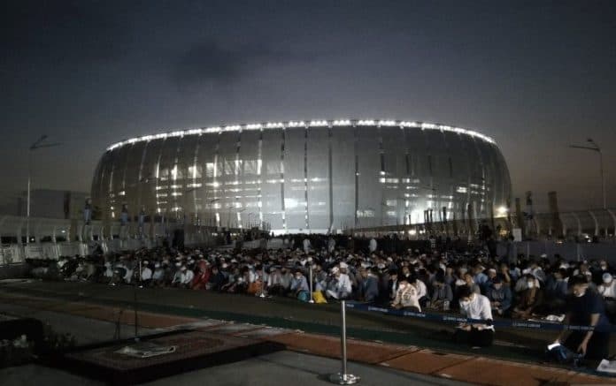 jemaah_sholat_id_mulai_padati_jakarta_international_stadium