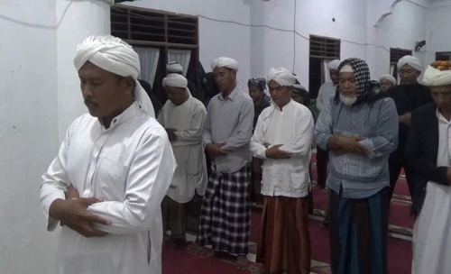 jemaah_tarekat_naqsabandiyah_al_kholidiyah_al_jalaliyah_mulai_berpuasa_hari_ini