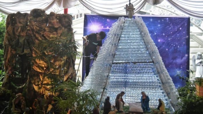 jemaat_katedral_rangkai_pohon_natal_berbahan_botol_plastik_bekas
