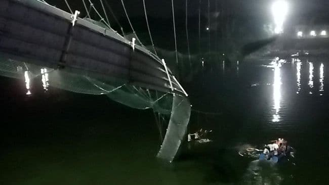 jembatan_100_tahun_di_gujarat_india_ambruk_tewaskan_120_orang_ini_kronologinya