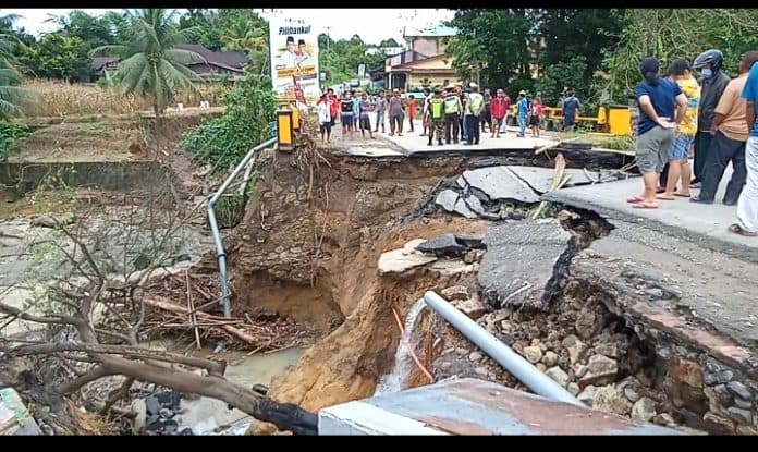 jembatan_bah_tongguran_putus_warga_banyak_kayu_gelondongan_ikut_hanyut