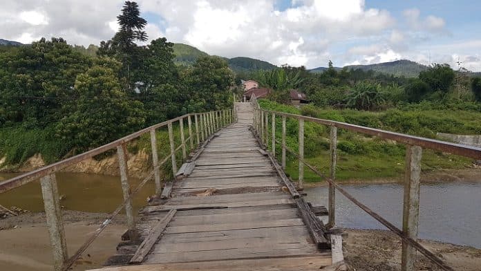 jembatan_lumbansoit_rusak_parah_bupati_taput_menunggu_perhatian_menteri_pupr_ri